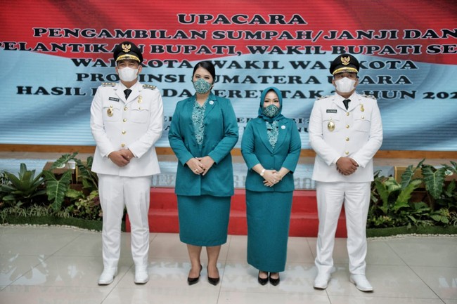 Pada kesempatan tersebut, Kahiyang Ayu tampil formal dalam balutan seragam nuansa tosca. Blazer yang membungkus blouse batik dipadu dengan rok yang jatuh sampai di bawah lutut. (Foto: Dok. Kominfo Medan)
