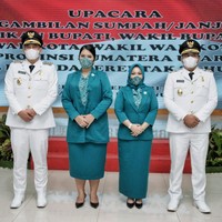 Pada kesempatan tersebut, Kahiyang Ayu tampil formal dalam balutan seragam nuansa tosca. Blazer yang membungkus blouse batik dipadu dengan rok yang jatuh sampai di bawah lutut. (Foto: Dok. Kominfo Medan)