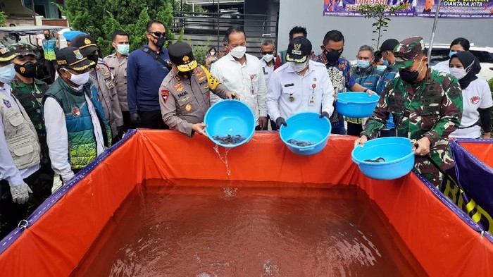 Kapolda Metro Jaya Irjen Fadil Imran Kunjungi Kampung Tangguh di 15 Kelurahan Bojong Nangka, Kelapa Dua, Kabupaten Tangerang, Jumat (26/2/2021).