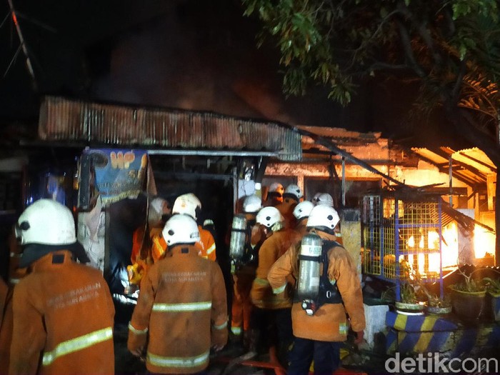 Sebuah rumah di Jalan Wonosari Kidul, Kelurahan Sawunggaling, Kecamatan Wonokromo terbakar. Dua orang masih terjebak dalam rumah tersebut.