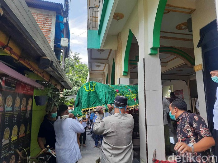 Seorang ibu dan anaknya tewas dalam kebakaran rumah di Jalan Wonosari Kidul, Kelurahan Sawunggaling, Kecamatan Wonokromo. Kini, jenazah keduanya sudah dimakamkan.