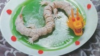 Kalau yang satu ini tampilan menarik dari dumpling atau pangsit yang dibuat menyerupai naga. Makanan ini disajikan di salah satu hotel terkenal di Chengdu, China. Foto: Dieter Mackenbach/@chinese_plating
