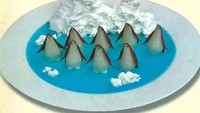 Identik dengan hidangan khas China, kali ini dumpling dibuat seperti hewan penguin. Lengkap dengan hiasan salju di piring makanan tersebut. Foto: Dieter Mackenbach/@chinese_plating