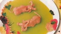 China itu tidak main-main dalam penyajian makanan mereka di atas piring. Mereka selalu membuat makanan tampak natural tapi sangat cantik, jelas Dieter dikutip dari BuzzFeed News (26/02). Foto: Dieter Mackenbach/@chinese_plating