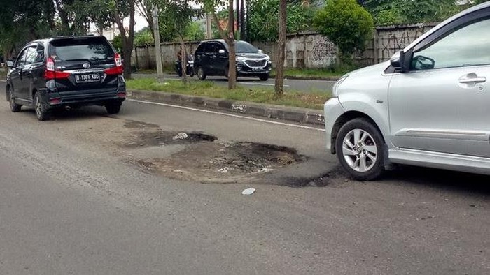 Kerusakan jalan di Jl I Gusti Ngurah Rai, Bintara, Bekasi Barat, Kota Bekasi, 26 Februari 2021. (Deden Purwanto via Pasangmata)