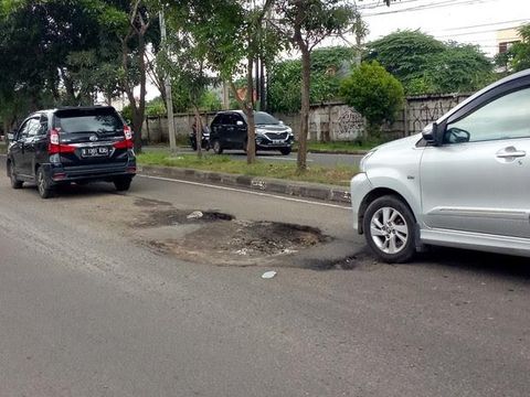 Kerusakan jalan di Jl I Gusti Ngurah Rai, Bintara, Bekasi Barat, Kota Bekasi, 26 Februari 2021. (Deden Purwanto via Pasangmata)
