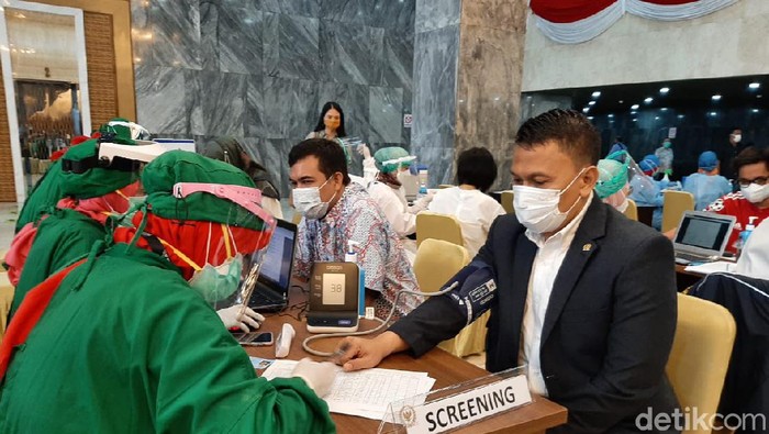 Ketua DPP PKS Mardani Ali Sera jalani vaksinasi di Gedung DPR RI (Dok. Mardani Ali Sera)
