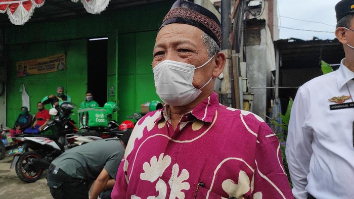 Ketua RW 04 Hj Ali Rosiani saat ditemui di depan RM Cafe yang ditutup (Foto: Azhar/detikcom)