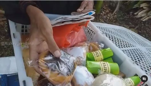 Tak Takut Rugi, Kakek selalu Sedekahkan Rotinya yang Tak Laku untuk Anak Kecil