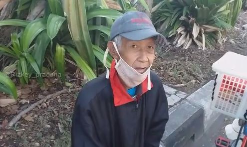 Tak Takut Rugi, Kakek selalu Sedekahkan Rotinya yang Tak Laku untuk Anak Kecil