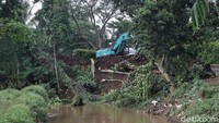 Danang mengklaim pembangunan Mal di Kemang itu justru membantu mengatasi luapan air dari Kali Krukut. Sebab, pembangunan mal itu dilengkapi dengan kolam retensi.  