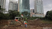 Mantan wakil presiden Jusuf Kalla (JK) menyoroti pembangunan Mal Lippo Kemang Village yang dinilai sebagai penyebab banjir di kawasan Kemang. JK meminta Gubernur DKI Jakarta yang mengeluarkan izin pembangunan mal tersebut bertanggung jawab.