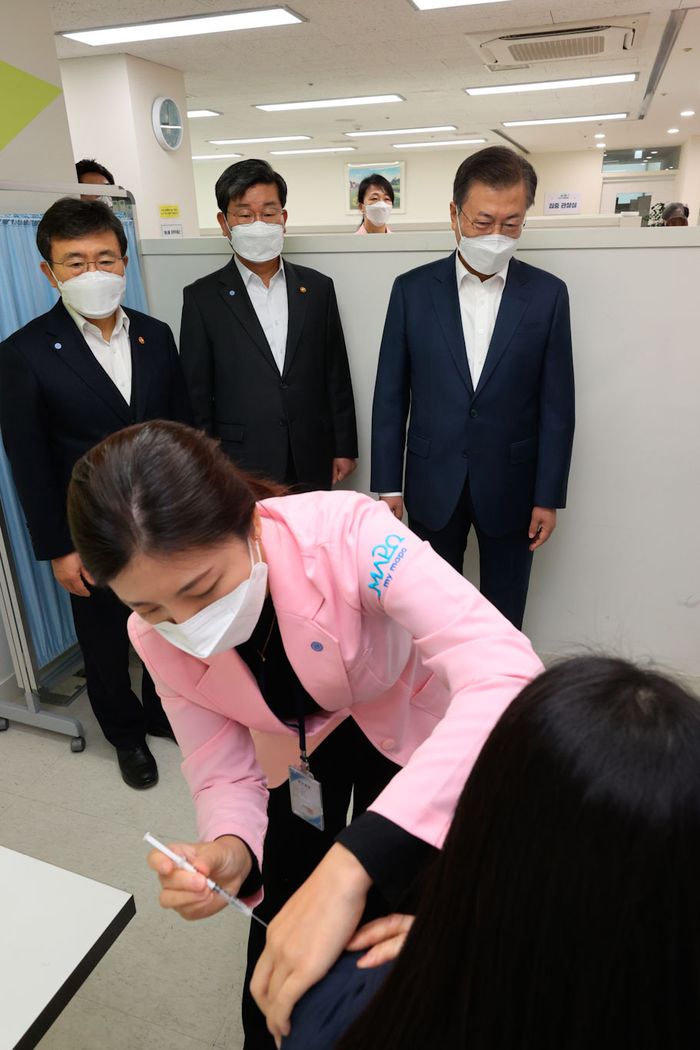 Korea Selatan Mulai Gelar Vaksinasi COVID-19 Massal Korea Selatan mulai gelar vaksinasi COVID-19 massal hari ini. Dilansir dari AP, ribuan penduduk akan menerima suntikan pertama vaksin COVID-19 Astrazeneca.