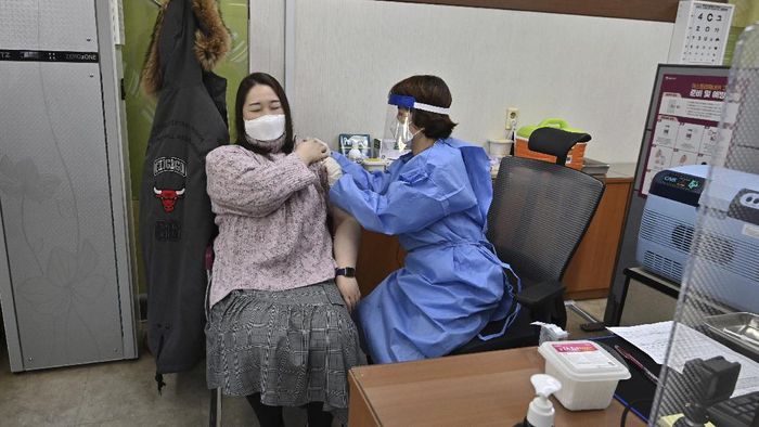 Korea Selatan Mulai Gelar Vaksinasi COVID-19 Massal Korea Selatan mulai gelar vaksinasi COVID-19 massal hari ini. Dilansir dari AP, ribuan penduduk akan menerima suntikan pertama vaksin COVID-19 Astrazeneca.