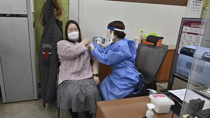 Korea Selatan Mulai Gelar Vaksinasi COVID-19 Massal Korea Selatan mulai gelar vaksinasi COVID-19 massal hari ini. Dilansir dari AP, ribuan penduduk akan menerima suntikan pertama vaksin COVID-19 Astrazeneca.