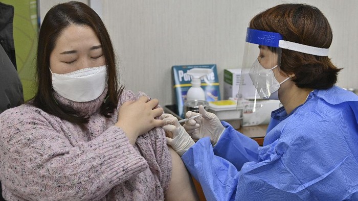 Korea Selatan mulai gelar vaksinasi COVID-19 massal hari ini. Dilansir dari AP, ribuan penduduk akan menerima suntikan pertama vaksin COVID-19 Astrazeneca.