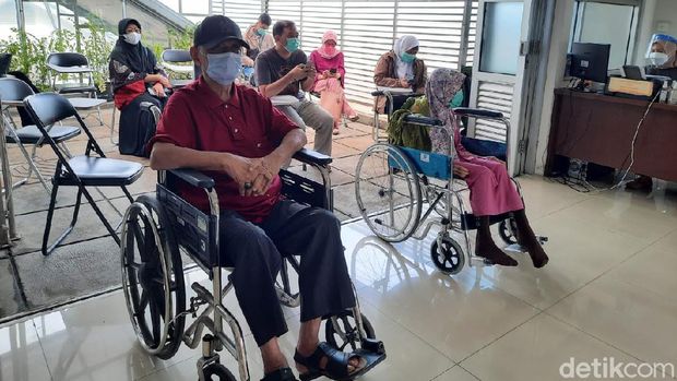 Lansia Divaksinasi di Bandung