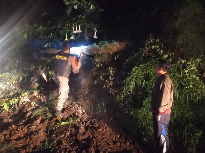 Longsor kembali terjadi di Kecamatan Tosari, Pasuruan. Longsor di Desa Podokoyo sempat menutup jalur alternatif menuju Gunung Bromo.
