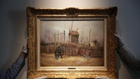 Giliran lukisan Street Scene in Montmartre yang paling dinantikan oleh para kolektor terjual Rp 222 miliar dari harga prediksi awal sekitar Rp 139 miliar.  Foto: Associated Press/ Sothebys