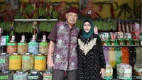 Ciwidey yang merupakan jalur pariwisata yang ramai dikunjungi wisatawan membuat manisan Kalua Jeruk menjadi jadi bisnis oleh-oleh yang menggiurkan.