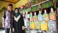 Untuk membuat kalua jeruk, dibutuhkan kulit jeruk Bali yang masih muda dan tebal. Jeruk bali dipotong empat, dikeluarkan bijinya, terus dikupas kulitnya, hijaunya. Tinggal yang putihnya kan dipotong-potong dibentuk. Sudah gitu, satu malam direndam pakai kapur sirih. Besoknya dicuci kapur sirihnya, jadi kuning kan jeruknya,” Sudah gitu direbus sampai empuk. Sudah direbus, dicuci lagi dikeluarkan pahitnya. Sudah pahitnya hilang, baru dimasak pakai gula,” ujar Hj. Elin.
