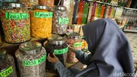 Kalua Jeruk laku keras di akhir pekan atau musim liburan saat banyak wisatawan datang ke Ciwidey. Kalua Jeruk buatan Hj Elin masih dibuat dalam skala home industry.