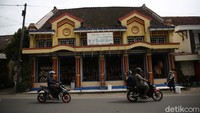 Saat ini, Hj Elin mengelola 3 toko Kalua Jeruk yang berjejeran di depan rumahnya, yang cukup dekat dengan Alun-Alun Ciwidey.