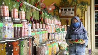 Pandemi cukup membuat bisnis Kalua Jeruk turun bahkan hingga 75%. Ia juga mengurangi produksi Kalua Jeruk yang biasanya dilakukan setiap hari kini cuma 2-3 kali selama seminggu. Sebelum pandemi ada 7 orang yang membantu Hj Elin mengolah Kalua Jeruk, tetapi kini sisa 3 orang.
