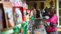 detikcom bersama BRI mengadakan program Jelajah UMKM ke beberapa wilayah di Indonesia yang mengulas berbagai aspek kehidupan warga dan membaca potensi di daerah. Untuk mengetahui informasi lebih lengkap, ikuti terus beritanya di detik.com/tag/jelajahumkmbri.
