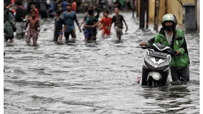 Mesin Boeing Terbakar-Banjir Ramaikan Foto Populer Pekan Ini