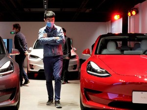 Mobil Tesla Model 3 di China Kalah Laris dari Hong Guang Mini