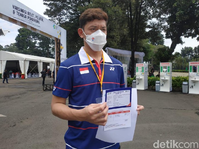 Muhammad Rian Ardianto mendapatkan vaksinasi COVID-19.