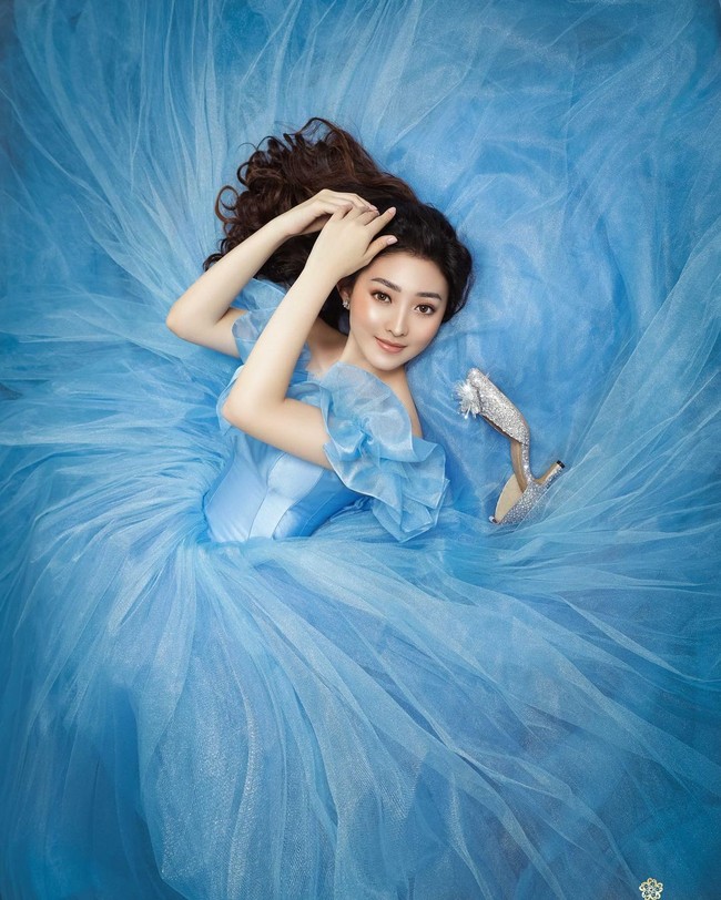 Dalam pemotretan tersebut, ia menggunakan gaun biru yang identik dengan penampilan Cinderella. Gaun bersiluet ball-gown itu dirancang oleh desainer lokal Susan Zhuang. (Foto: Dok. FD Photography dan Disney Indonesia)