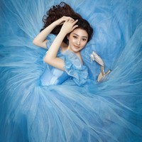 Dalam pemotretan tersebut, ia menggunakan gaun biru yang identik dengan penampilan Cinderella. Gaun bersiluet ball-gown itu dirancang oleh desainer lokal Susan Zhuang. (Foto: Dok. FD Photography dan Disney Indonesia)