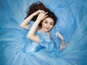 5 Potret Cantik Natasha Wilona Bergaya Ala Cinderella