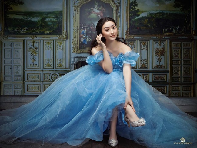Dalam keterangan pers dari Disney Indonesia, ia disebut tumbuh besar bersama dongeng klasik Disney’s Cinderella sehingga memilih untuk memancarkan kecantikannya dalam balutan gaun biru menyerupai seorang putri di pemotretan tersebut. (Foto: Dok. FD Photography dan Disney Indonesia)