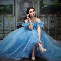 Dalam keterangan pers dari Disney Indonesia, ia disebut tumbuh besar bersama dongeng klasik Disney’s Cinderella sehingga memilih untuk memancarkan kecantikannya dalam balutan gaun biru menyerupai seorang putri di pemotretan tersebut. (Foto: Dok. FD Photography dan Disney Indonesia)