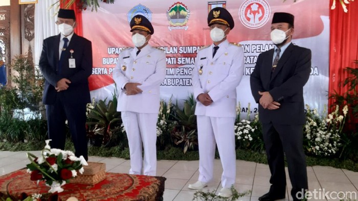 Ngesti Nugraha-M Besari usai dilantik sebagai bupati-wakil bupati Semarang, 26/2/2021