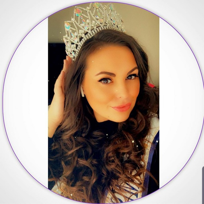 Nicola mengikuti kontes kecantikan Miss Voluptuous England yang merupakan ajang kecantikan untuk wanita plus-size.  Foto: Instagram/@nicola_floss