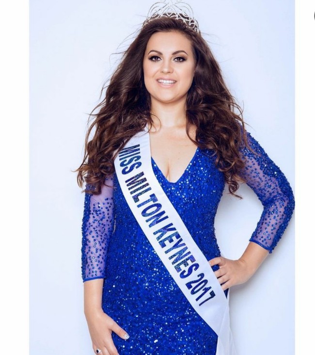 Dalam ajang tersebut, Nicola pun menjadi pemenangnya. Ia mendapat gelar Miss Voluptuous England 2021. Foto: Instagram/@nicola_floss