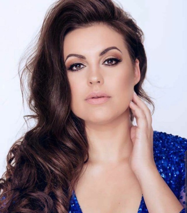 Dalam unggahannyan di Instagram, Nicola mengatakan bahwa dia tertarik di dunia kepolisian dan kontes kecantikan. Dua hal yang berbeda, namun membuat hidupnya lebih bergairah.  Foto: Instagram/@nicola_floss