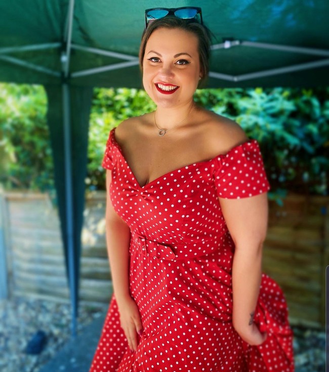 Wanita 31 tahun itu ingin menginspirasi dalam berbagai hal. Terutama tentang body positivity. Ia berpesan bahwa punya tubuh curvy ataupun gemuk, wanita seharusnya lebih mencintai dirinya sendiri dan bisa berprestasi. Foto: Instagram/@nicola_floss