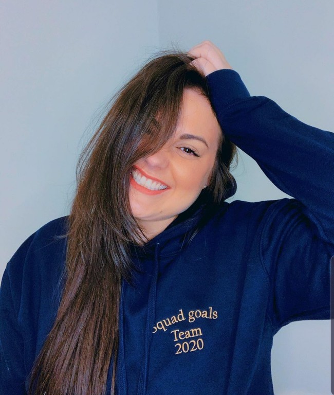 Aku bekerja sangat keras untuk dua bidang yang menjadi kesenanganku selama ini. Pageantry dan kepolisian. Saya sangat bangga berada di tempat di mana kedua hasrat itu berada di tempat yang telah lama saya impikan, tambahnya.  Foto: Instagram/@nicola_floss