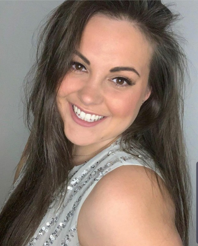 Dalam pengobatannya, wanita bertubuh curvy itu tampil anggun dalam gaun menyapu lantai berwarna biru.  Foto: Instagram/@nicola_floss