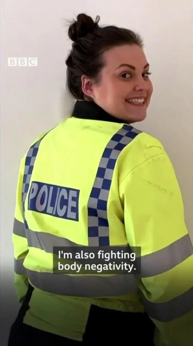 Inilah penampilan Nicola dalam seragam polisi. Tidak memakai banyak makeup, Nicola tetap memiliki kecantikan alami.  Foto: Instagram/@nicola_floss