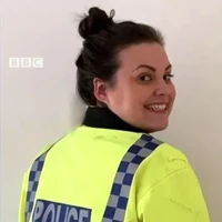 Inilah penampilan Nicola dalam seragam polisi. Tidak memakai banyak makeup, Nicola tetap memiliki kecantikan alami.  Foto: Instagram/@nicola_floss