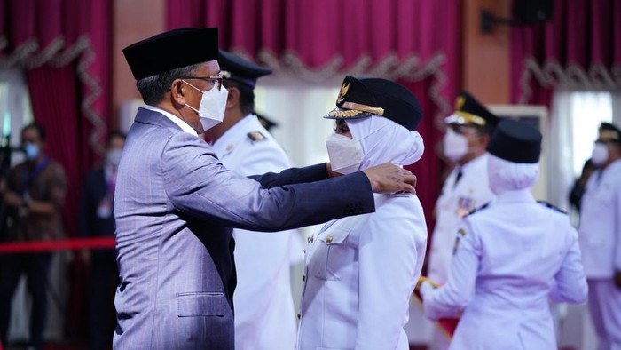 Pasangan Bupati-Wakil Bupati Maros terpilih Chaidir Syam-Suhartina Bohari dilantik Gubernur Sulsel (dok. Istimewa).