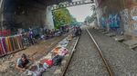 Bukan di Thailand, Pasar Mepet Rel Kereta Juga Ada di Indonesia