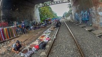 Sama seperti halnya di Thailand, jalur rel kereta api ini masih aktif dan para pedagang yang ada dipinggir rel juga tak takut berjualan disana.