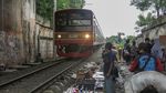 Bukan di Thailand, Pasar Mepet Rel Kereta Juga Ada di Indonesia